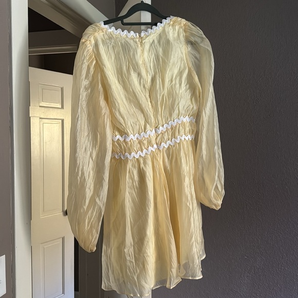 A spring yellow, hello Molly dress size large. Never been worn. - Picture 3 of 3